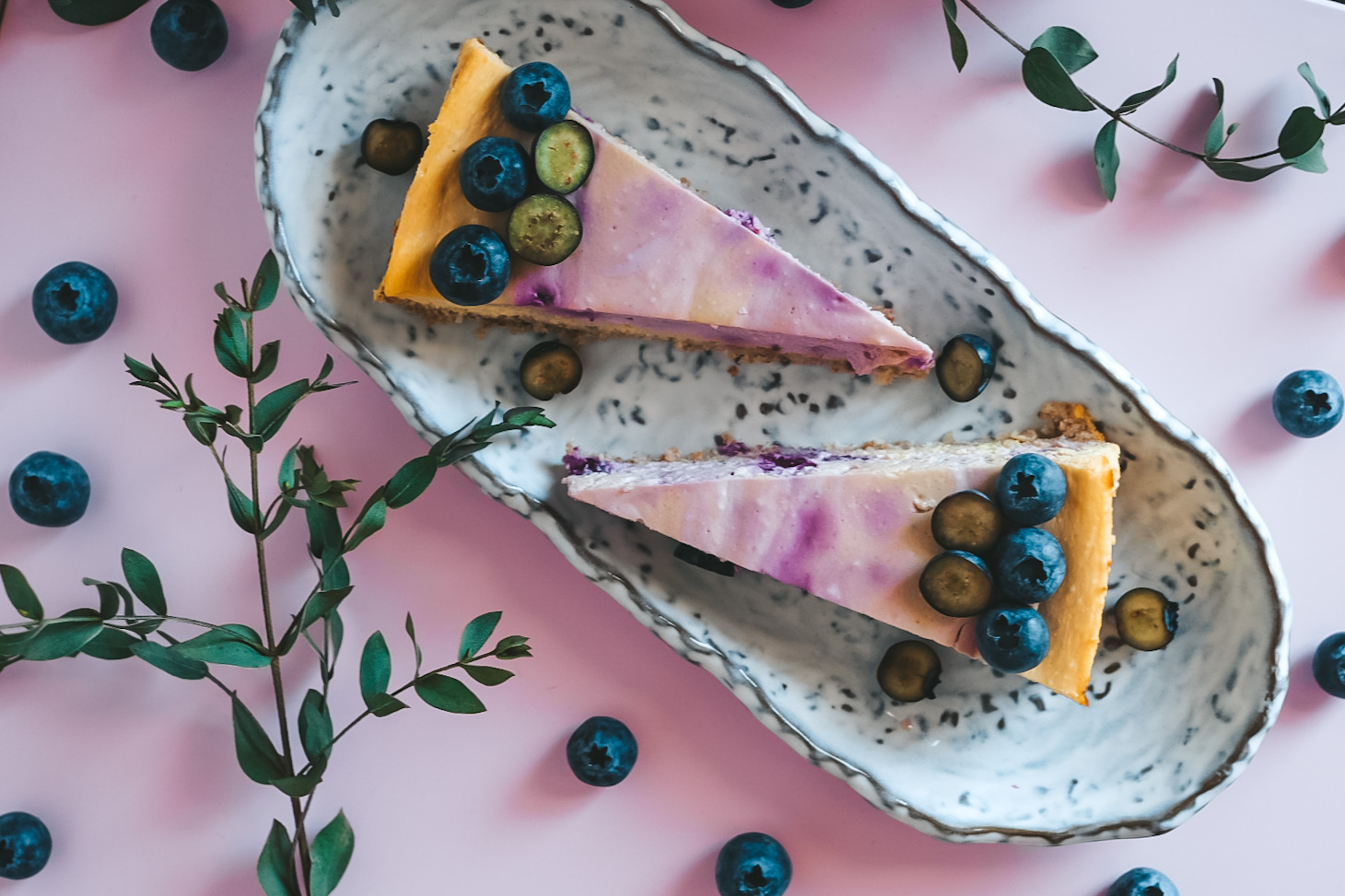 Tvarohový dort s mangem a borůvkami – zdravější verze